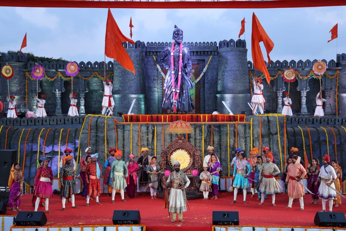 CMOMaharashtra's tweet photo. छत्रपती शिवाजी महाराज ��ंतरराष्ट्रीय विमानतळ परिसर येथील छत्रपती शिवाजी महाराज यांच्या पूर्णाकृती पुतळ्यास मुख्यमंत्री उद्धव बाळासाहेब ठाकरे यांनी पुष्पहार अर्पण करून अभिवादन केले. तसेच महाराजांच्या पुतळ्यामागे उभारलेल्या कायमस्वरूपी गडकिल्ल्याच्या प्रतिकृतीचे उद्घाटन केले. https://t.co/nCUp6tur8Q