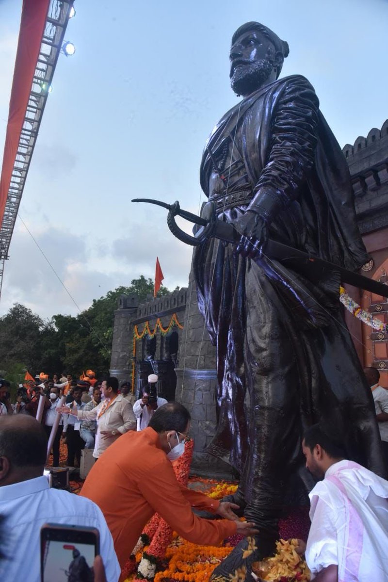 CMOMaharashtra's tweet photo. छत्रपती शिवाजी महाराज ��ंतरराष्ट्रीय विमानतळ परिसर येथील छत्रपती शिवाजी महाराज यांच्या पूर्णाकृती पुतळ्यास मुख्यमंत्री उद्धव बाळासाहेब ठाकरे यांनी पुष्पहार अर्पण करून अभिवादन केले. तसेच महाराजांच्या पुतळ्यामागे उभारलेल्या कायमस्वरूपी गडकिल्ल्याच्या प्रतिकृतीचे उद्घाटन केले. https://t.co/nCUp6tur8Q