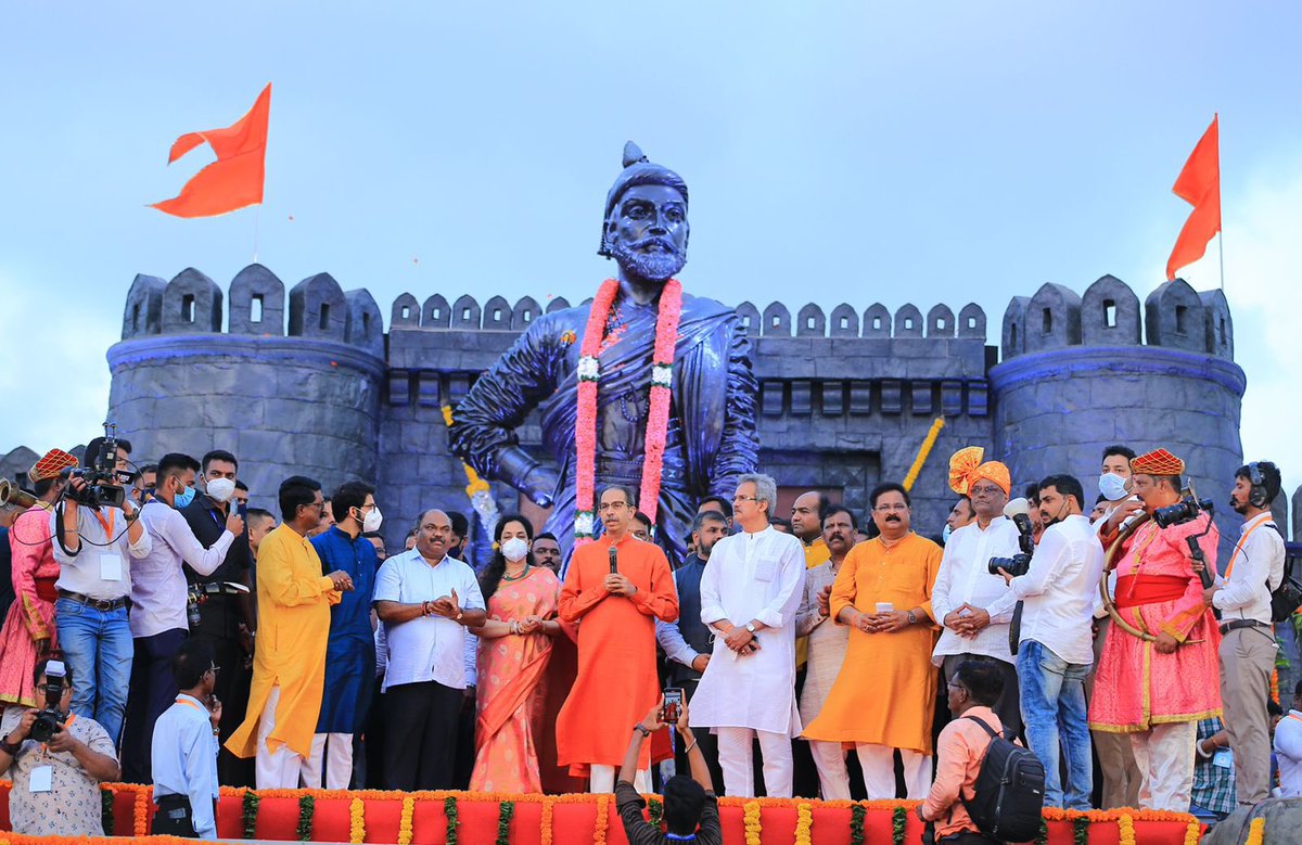 CMOMaharashtra's tweet photo. छत्रपती शिवाजी महाराज ��ंतरराष्ट्रीय विमानतळ परिसर येथील छत्रपती शिवाजी महाराज यांच्या पूर्णाकृती पुतळ्यास मुख्यमंत्री उद्धव बाळासाहेब ठाकरे यांनी पुष्पहार अर्पण करून अभिवादन केले. तसेच महाराजांच्या पुतळ्यामागे उभारलेल्या कायमस्वरूपी गडकिल्ल्याच्या प्रतिकृतीचे उद्घाटन केले. https://t.co/nCUp6tur8Q