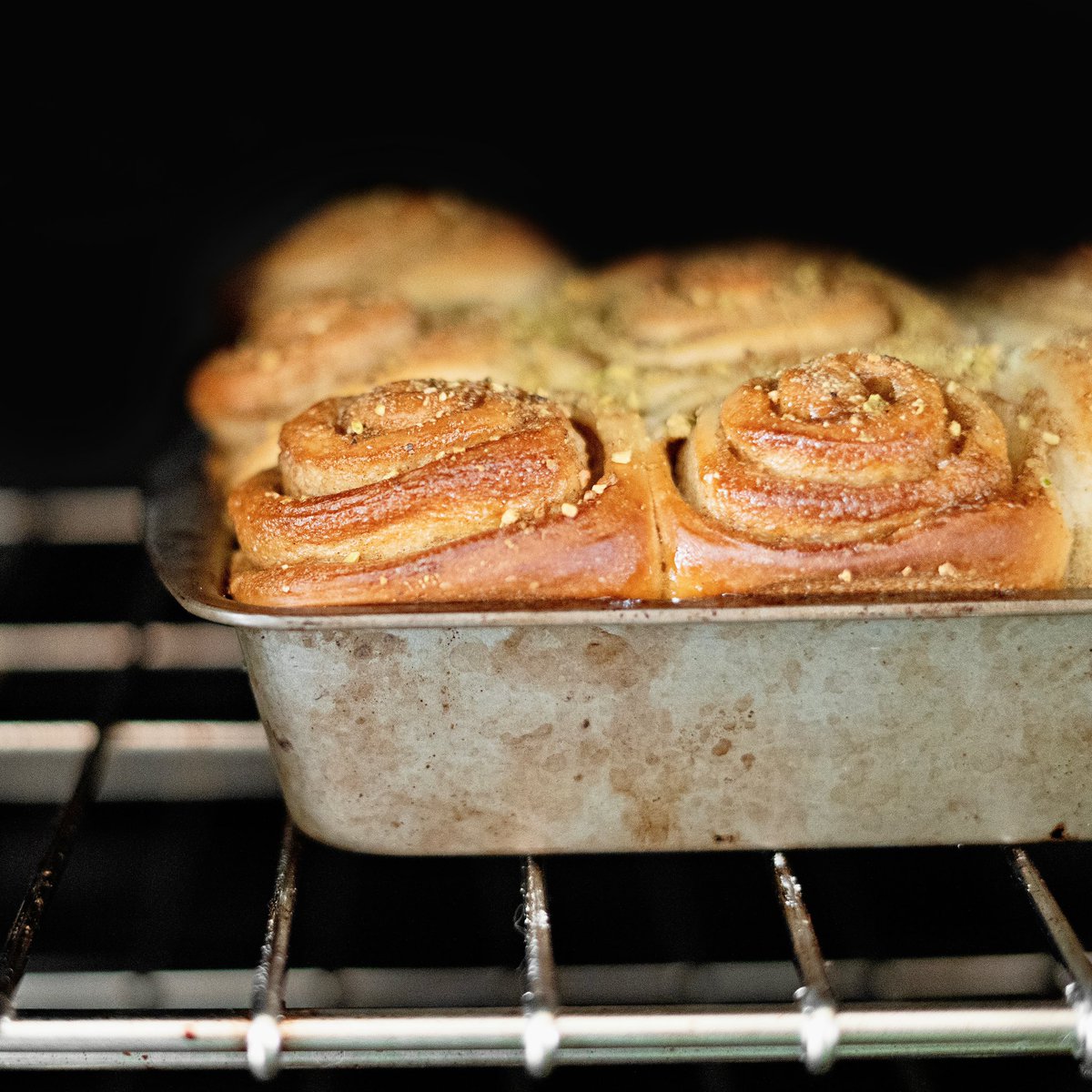 Nothing makes me happier than fresh, warm cinnamon rolls on a gloomy morning 😋✨