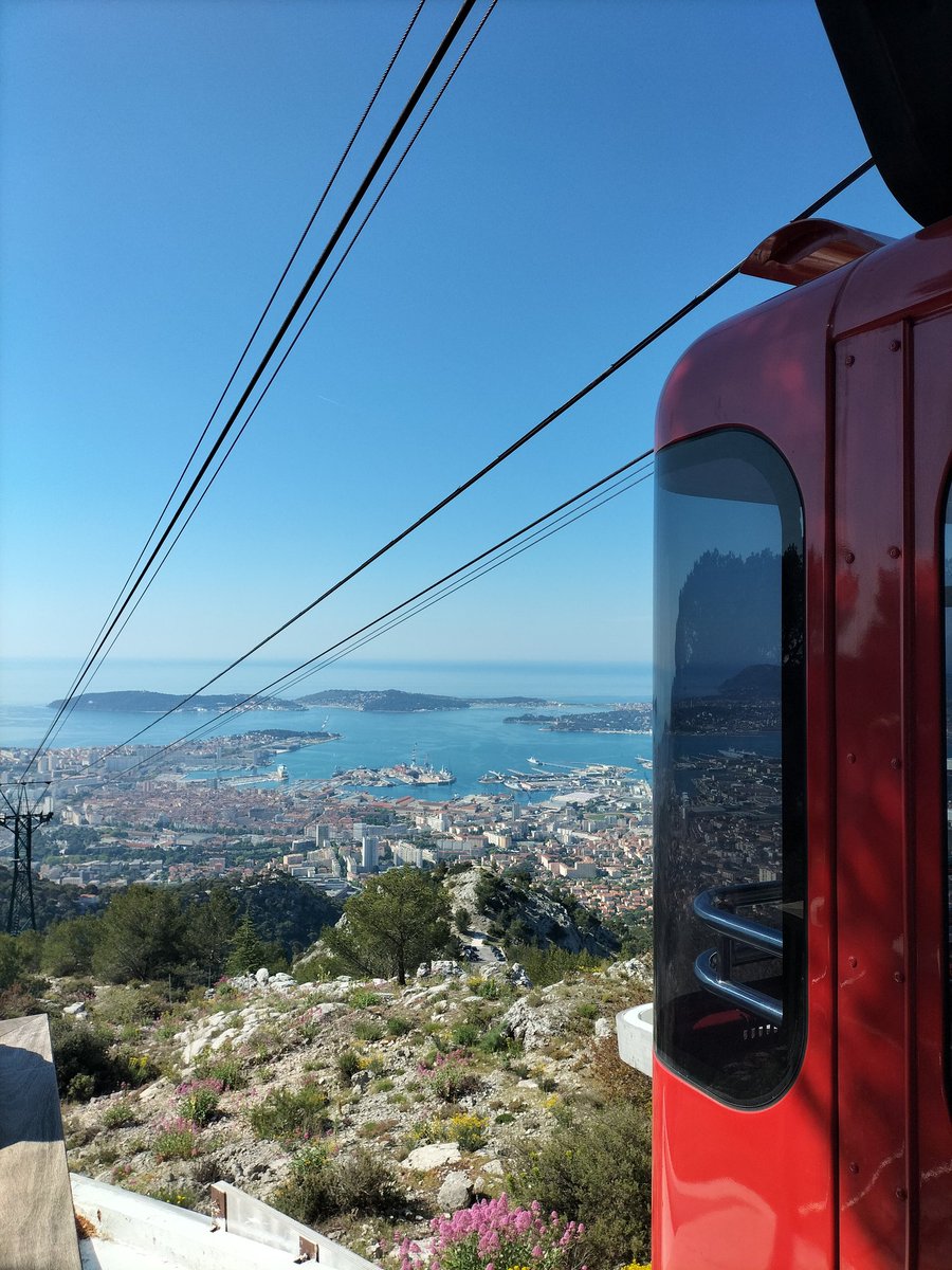 RobyPvn's tweet photo. #telepherique #toulon #montfaron #1Mai #PrimoMaggio2022 https://t.co/NwaiVT8IEr