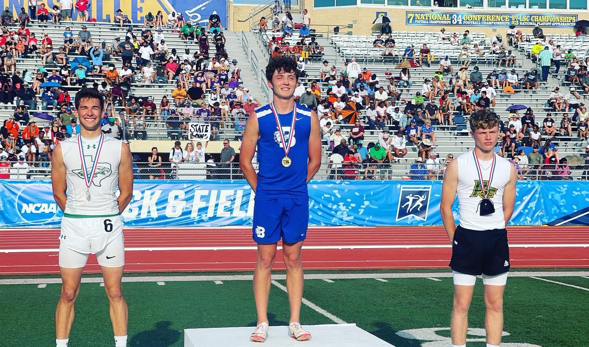 PleasantonTrack's tweet photo. Senior Justin Veale placed 2nd and advances to the State meet in the 300m Hurdles with a time of 41.50 and placed 4th in the 110m Hurdles with a time of 15.68 @PleasantonTrack @PE1909 @JustinVeale22 https://t.co/8fJpv8xywf