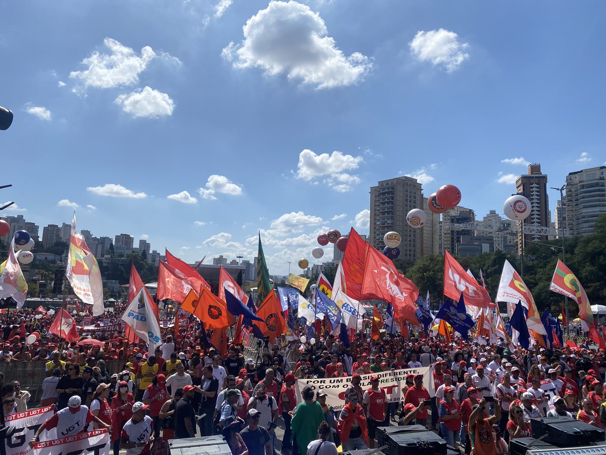 A festa do trabalhador e da trabalhadora está linda! Daqui a pouco tem Presidente Lula no palco! Vem pra Praça Charles Miller! #1deMaio ✊🏾