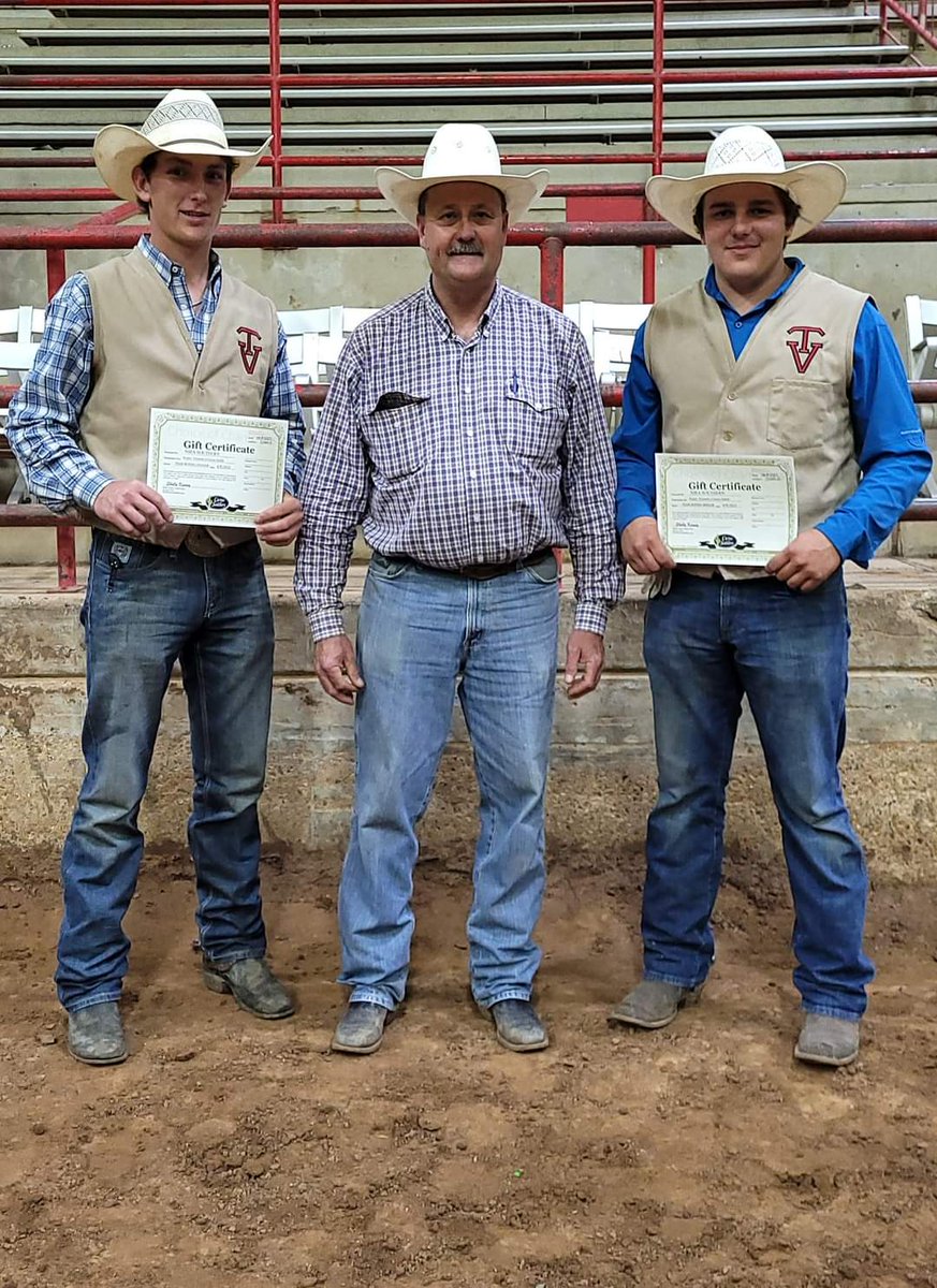 trinity_ed's tweet photo. Kaden Profili, Coach Bratton, and Jayse Tettenhorst winning new saddles and the Nira Southern Region Team Roping. College National Finals bound 🤠🐴🤎
#tvccworkforce #wearetvcc #CardinalPride #CardinalFamily https://t.co/7i4k3Squvj