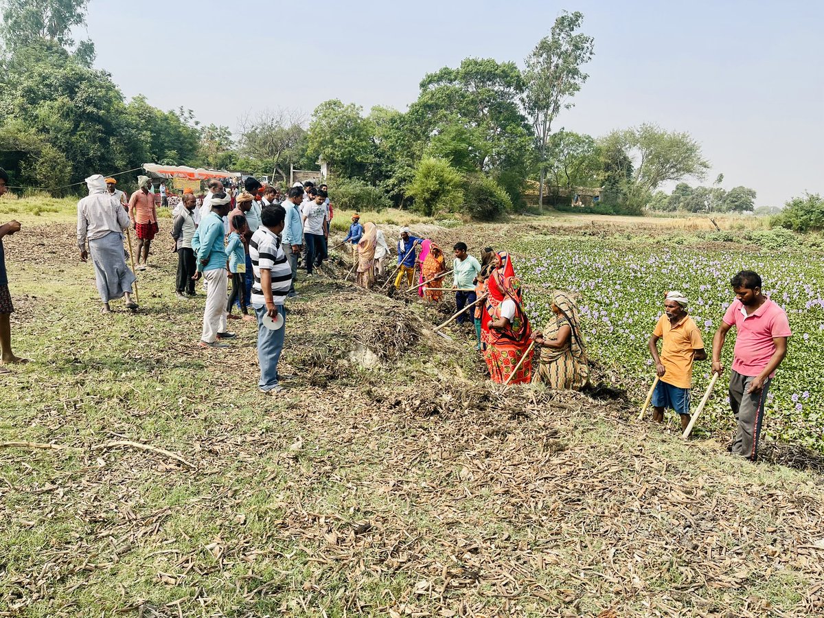 Bdo_Tarabganj's tweet photo. आज श्रमिक दिवस के अवसर पर श्रमिकों को सम्मानित करने के साथ अमृत सरोवर योजना के अन्तर्गत तालाब खुदाई कार्य का शुभारंभ https://t.co/UdANQHisNX