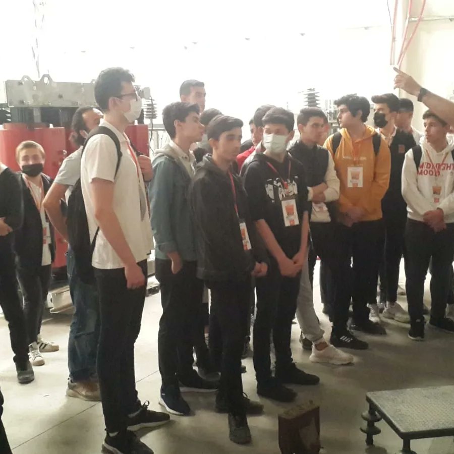 Kariyer günleri kapsamında gerçekleştirilen teknik gezilerde vol.2
Elektrik Elektronik Teknolojileri Alanı öğrenci ve öğretmenlerimiz tarafından GDZ Yüksek Gerilim alanına yapılan eğitim gezisinde, metropol arıza sorumlusu yetkililer tarafından eğitimler verildi. #izmirilmem