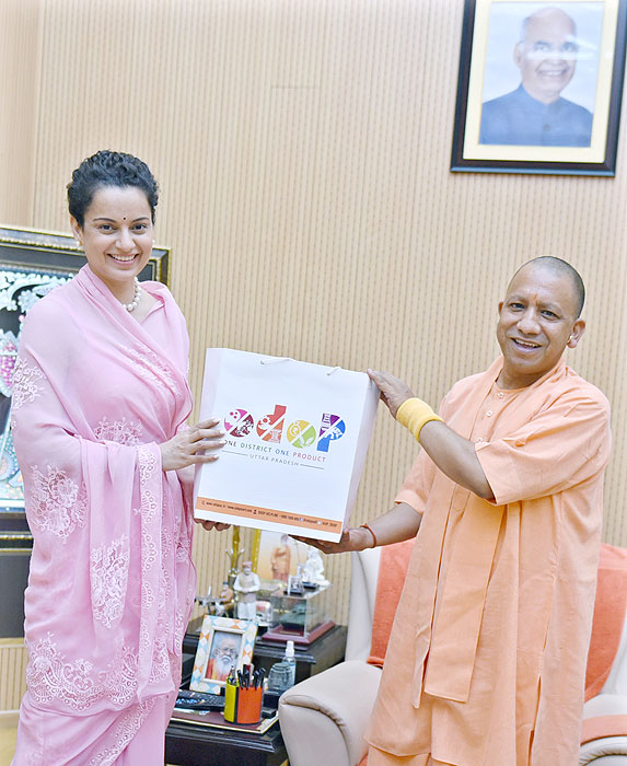 Yogi Adityanath Office (@myogioffice) on Twitter photo मुख्यमंत्री श्री <a href="/myogiadityanath/">Yogi Adityanath</a> जी महाराज से आज लखनऊ स्थित उनके सरकारी आवास पर सुविख्यात फिल्म अभिनेत्री कंगना रनौत जी ने शिष्टाचार भेंट की। मुख्यमंत्री श्री <a href="/myogiadityanath/">Yogi Adityanath</a> जी महाराज से आज लखनऊ स्थित उनके सरकारी आवास पर सुविख्यात फिल्म अभिनेत्री कंगना रनौत जी ने शिष्टाचार भेंट की।