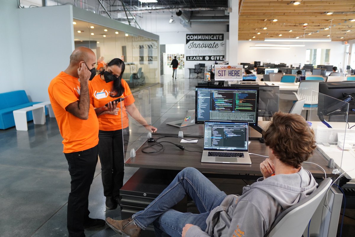 the_mr_cal's tweet photo. So many professionals took time out of their weekend to mentor our student hackers. #hackftw https://t.co/KpXFiFssqf