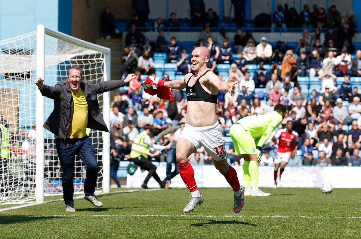 Has anyone else noticed that the same bloke is front and centre, on the pitch, after Rotherham’s late goals to seal promotion (vs Aldershot 2013, vs Gillingham 2022) #RUFC