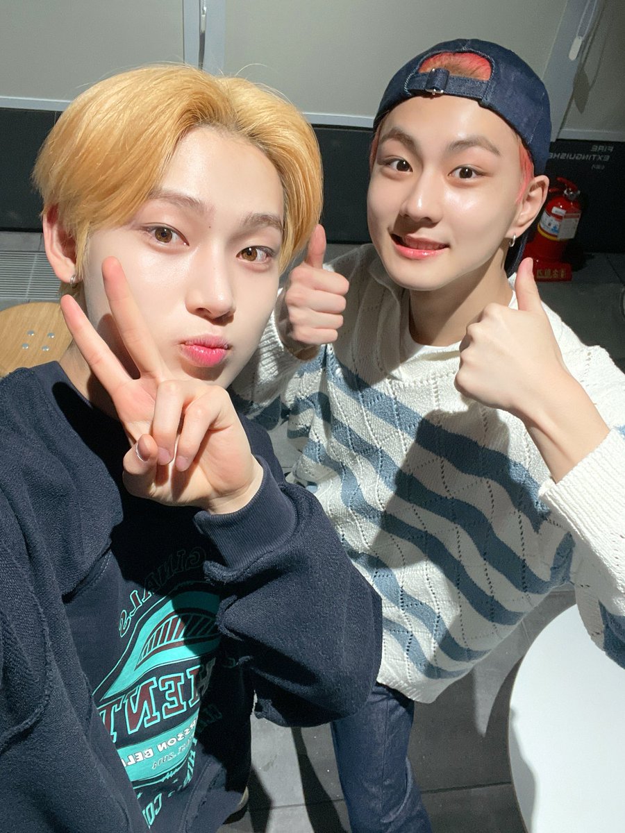 Bini_cola's tweet photo. @ENHYPEN 📸📄 | TRAD

[#/ENHYPEN de hoy] Es hora de terminar la semana con dulzura 💙 pasemos mayo animado junto con la amistad [Oo-Jung] DJ también 💪  #Listens_Sidekicks_Cuties_Pocketz #220501 @ ENHYPEN’s Listen 

@ENHYPEN_members @ENHYPEN #ENHYPEN #엔하이픈
©️enhypenupdates https://t.co/XUzRKdAFOA
