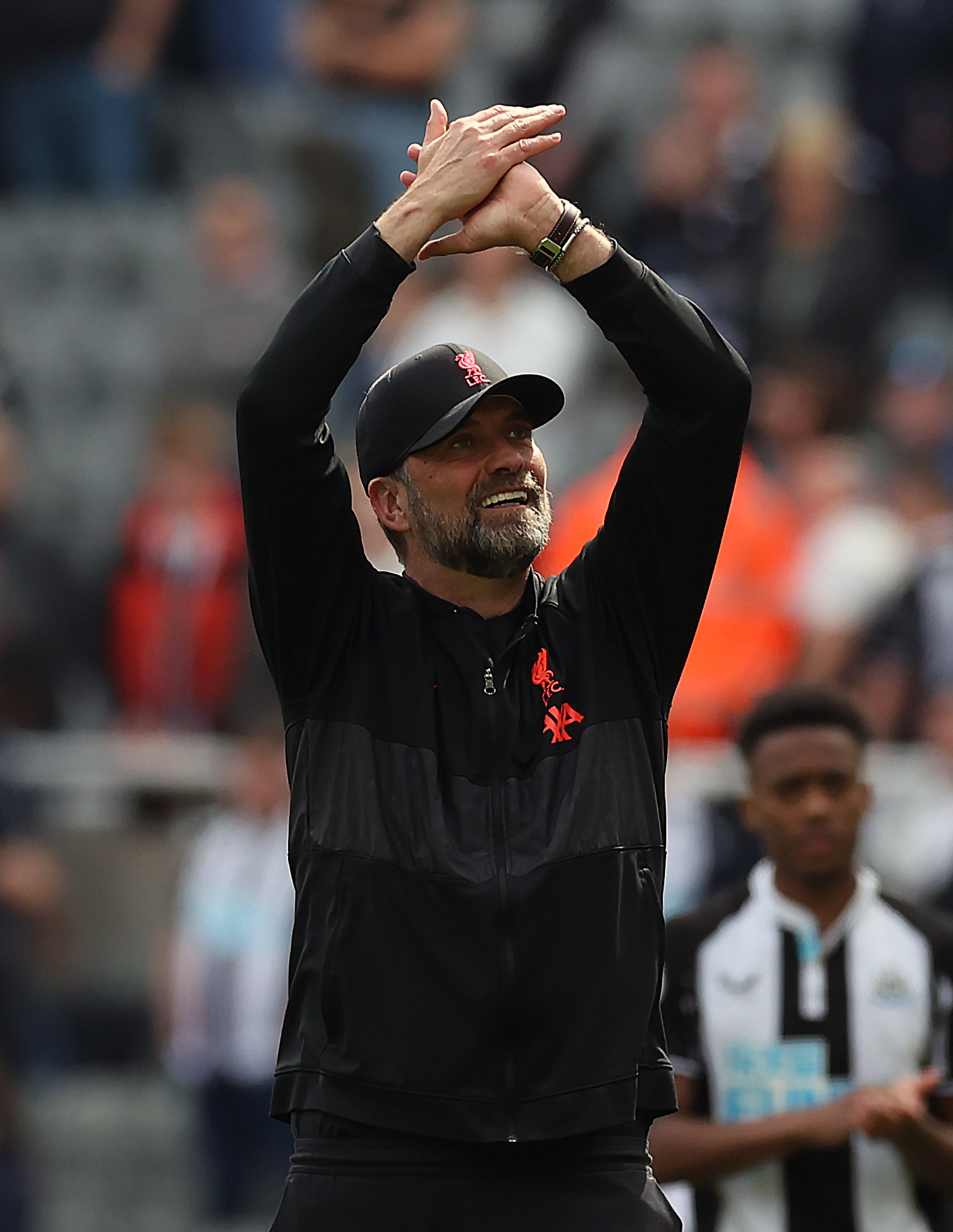 Klopp taraftarla selamlaşıyor
