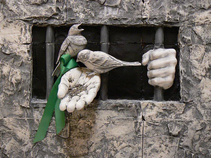 تعلم كيف تهدي النور لمن حولك
وإن كانت خفاياك مُتعبة .. 
فثواب العطاء يُخبئ لك 
فرجاً من حيث لا تحتسب 
.
.
#عيد_الفطر_المبارك

#كل_عام_وانتم_بخير