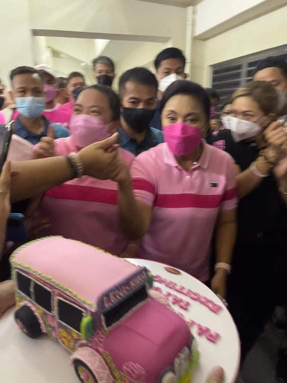 ichickooo's tweet photo. UPDATE: They received it! 😭🙏

Also they were both extremely warm irl and expressed genuine thanks for the efforts put into making the cake 😭😭💕

#CaviteIsPink 
#CaviTENyoParaKayLeniKiko https://t.co/6eIPrRtx5z