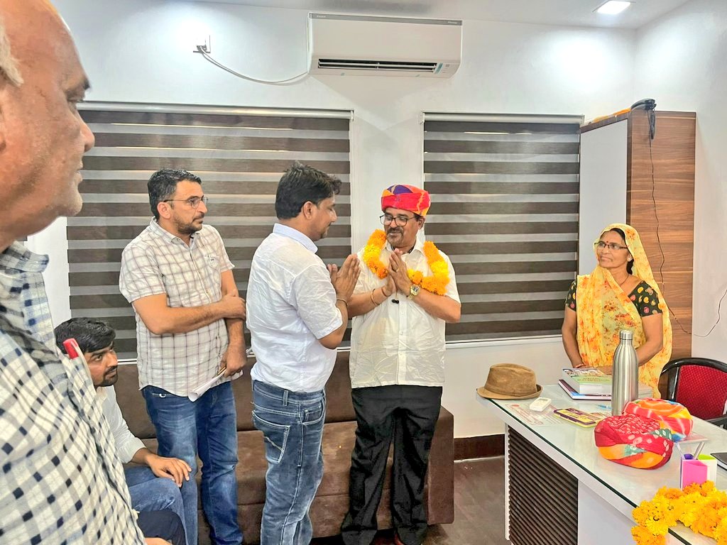 रेवदर, पंचायत समिति सभागार में आयोजित बैठक में भाग लिया। पंचायत समिति रेवदर के अधीन गांवो में, चिकित्सा स्वास्थ्य, पेयजल सम्बंधित सहित अन्य विषयों पर सार्थक चर्चा की।

बैठक में मुख्य कार्यकारी अधिकारी जिला परिषद सिरोही, श्री नारायण सिंह जी चारण, विकास अधिकारी श्री मनहर जी विश्नोई