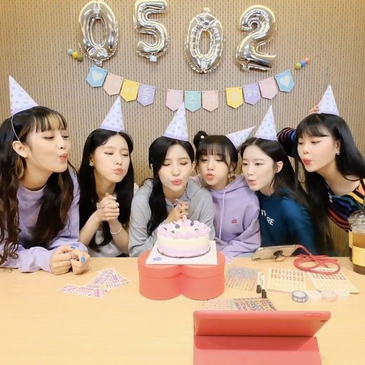 tinymiyeon's tweet photo. family. #FOUReverWithGIDLE https://t.co/OST4rIZNQd