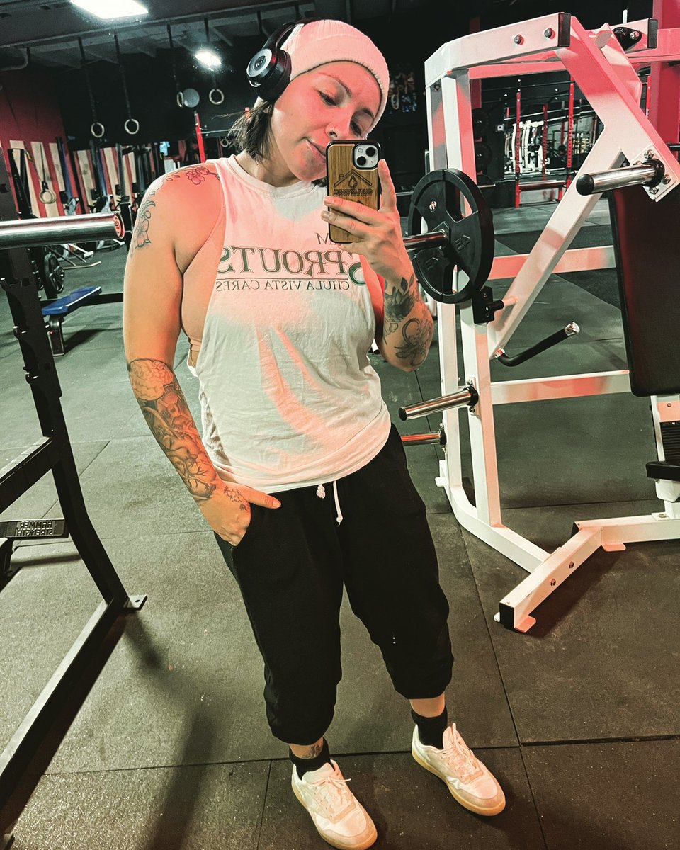 jessisbest_'s tweet photo. Routine Sunday service 🛐💜💪🏼 #payingdues #workoutmotivation #sundayservice #sundayworkout #deltoids #exerciseislife #gymselfie #amust #mirrors https://t.co/4Y87aHku94