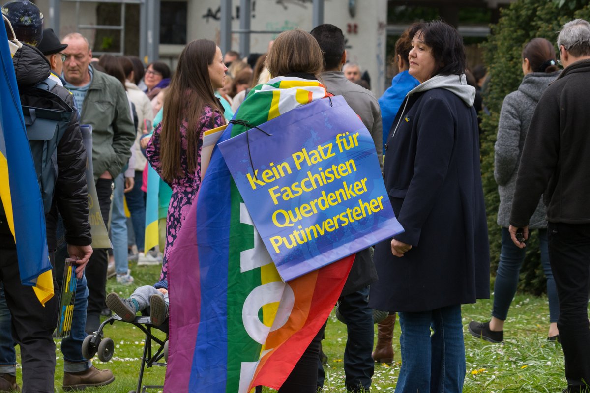 peter_guertler's tweet photo. Platzverweis für Anmelder:innen (unerwünschte Personen) der "Querdenker"-Demos auf der "Mai in Mariupol" Versammlung auf dem Willy-Brandt-Platz.
#Ukraine #Osnabrück #StandWithUkraine #os0105 #FCKPTN #COVIDIOTEN https://t.co/07XDC48vkx