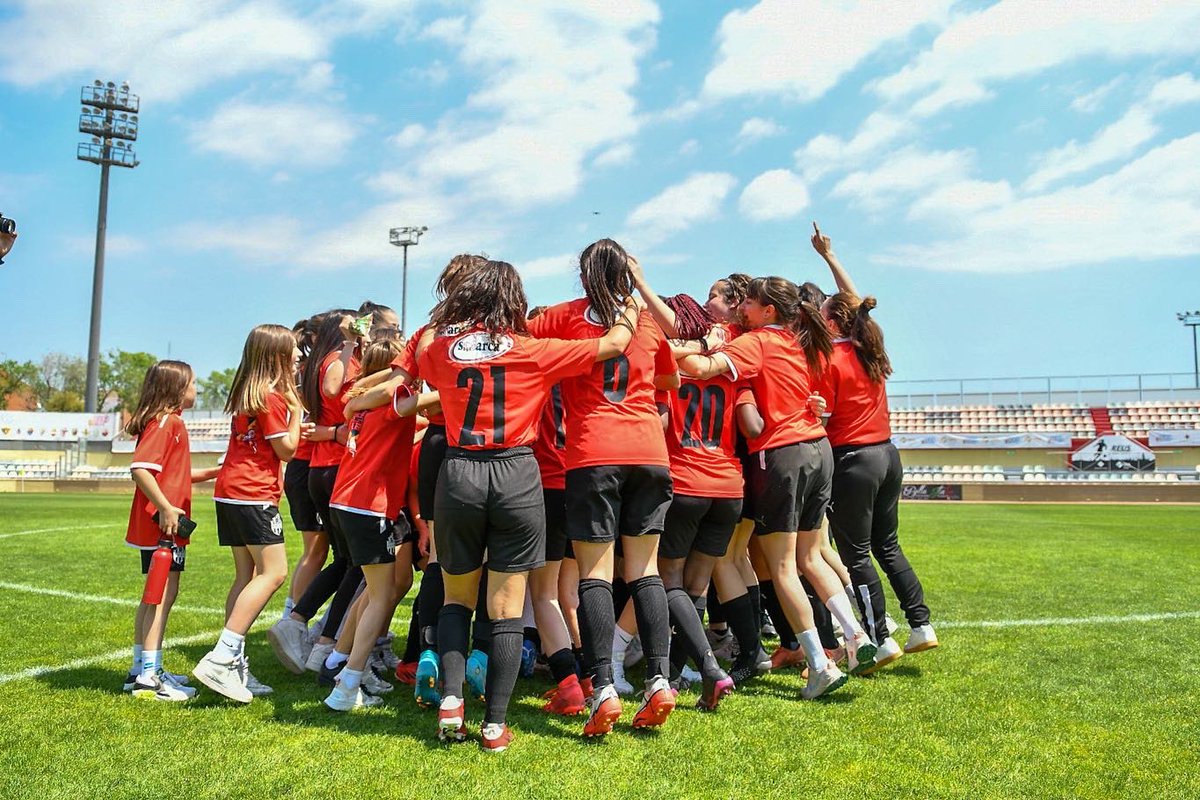 ReusFem's tweet photo. Avui hem guanyat el derbi i la lliga (5-0) i som la felicitat feta equip‼️
#ffutbolbasereus #cfreusfem #forçareus #reusnastic https://t.co/n9UQwJY27x