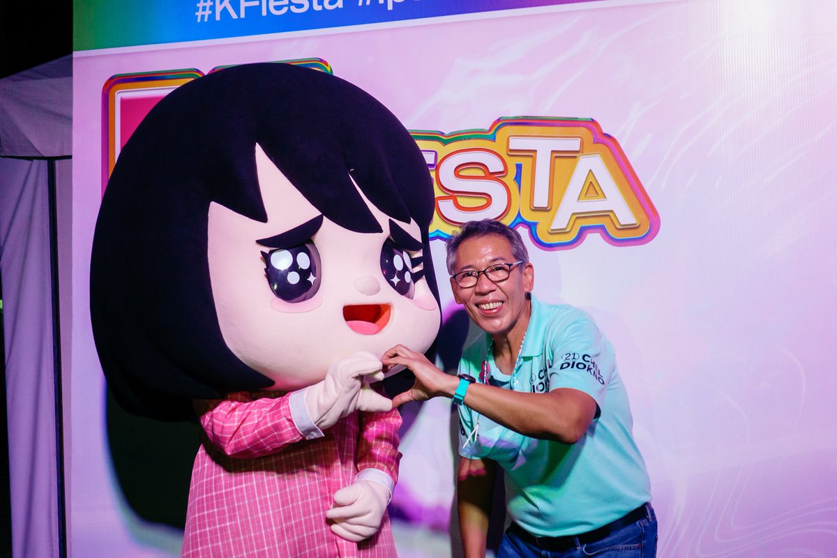 ChelDiokno's tweet photo. Napakasaya naman sa K-Fiesta: Stan Forever, Stand Together dito sa Amoranto Stadium, Quezon City ngayong gabi. I’m so happy to see the youth standing up while having fun. Napaka-creative na klase ng pagpapakita ng pagmamahal sa bayan! https://t.co/f8xdIAOVk4