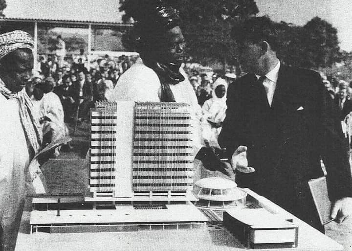 Sir Ahmadu Bello at the ceremony of the foundation laying of Hamdala Hotel, Kaduna; 1961.

Source- Bimbola Babarinde

#tuduntsiraKYA