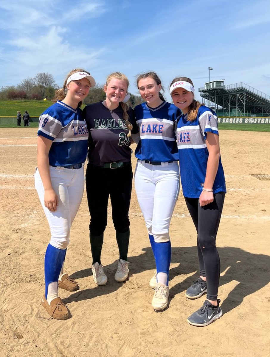 ohiolightning05's tweet photo. Great to see these Federal League foes on the field yesterday.  Looking forward to getting them back in same uniform soon!  Great game @emmareemsnyder @DuttonTessa @BrooklynUry and @TaylorFinefrock https://t.co/KvEO6IDiVr