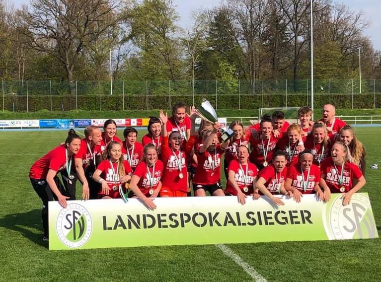 RebellenLE's tweet photo. Durch ein 9:0 im Finale gegen die Mädels vom CFC, krönen sich die Spielerinnen der 2. @RBLeipzigFrauen zu Landespokalsiegerinnen! 🔴⚪️
Herzlichen Glückwunsch! 🎉🏆
#CFCRBL #CFC #RBL #ChemnitzerFC #RBLeipzig #ChemnitzerFCFrauen #RBLeipzigFrauen2 #Landespokal https://t.co/3PYYryiZjW
