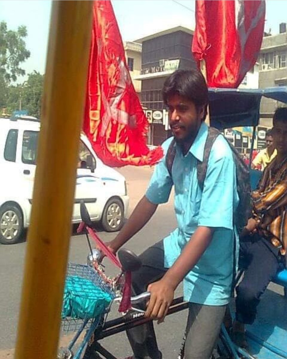 Sandeep_Saurav_'s tweet photo. 1 मई 2011 को JNU में छात्र रहने के दौरान दिल्ली के नोएडा में भाकपा माले के ट्रेड यूनियन AICCTU द्वारा आयोजित 'साइकिल रिक्शा एसोसिएशन' की रैली में भाग लिया था! वो बड़ा आंदोलन था। चालक को पीछे बैठाकर हमने 2 किमी से ज़्यादा रिक्शा चलाई थी। हम 8-10 छात्र थे! #MayDay
Photo @VismayBasu https://t.co/MUqd7fwbPh