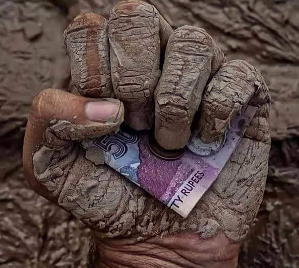 लोगों ने आराम किया, मजदूर दिवस के बधाई का पोस्ट भी लिखा और छुट्टी पूरी की|
पहली मई को भी मज़दूरों ने मज़दूरी की..
 #मजदूर_दिवस