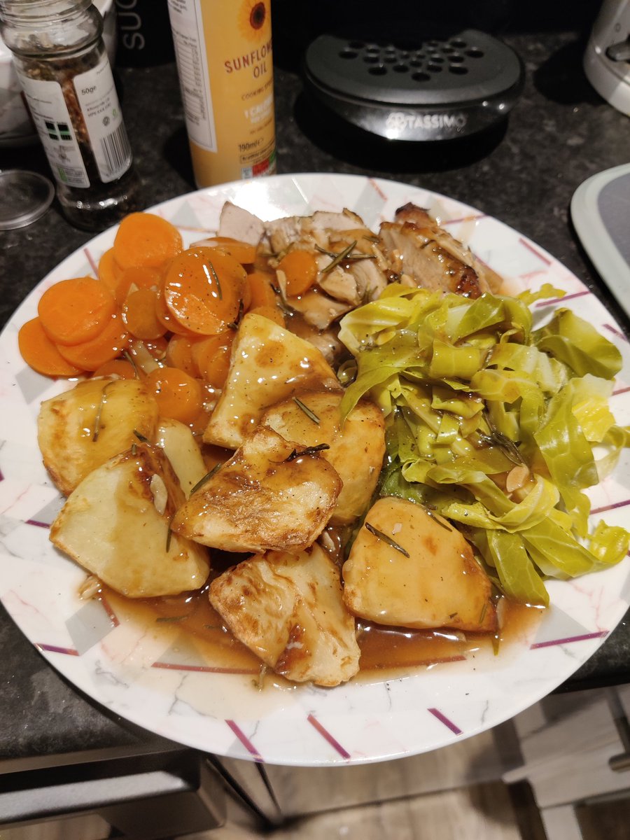 fatboy_toslim's tweet photo. Amazing dinner...lemon rosemary and mustard pork, air fried roasties, greens and carrots....banging #slimming #weightloss https://t.co/FzZsS7qb7R