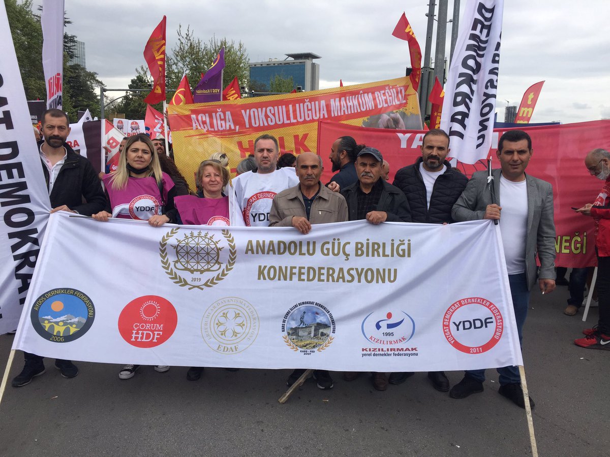mesutibis06's tweet photo. 6 Federasyon tek çatıyız! İşçinin, emekçinin yanındayız! Yaşasın 1 Mayıs! Gücümüzün birliğiyle alanlardayız! 
#AnadoluGüçBirliğiKonfederasyonu #Aydos #ÇorumHDF #ErzurumlularFed #KarsFed #KızılırmakFed #YDDF #1Mayıs #İşçiBayramı https://t.co/iGwQdufPQN