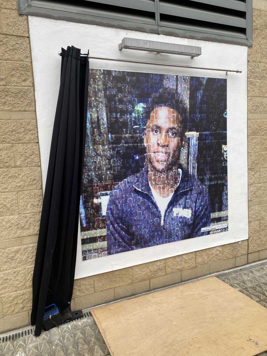 Powerful message of selflessness unveiled today by Jimi’s family &amp; friends - who created the hero - at the ⁦<a href="/salmonyouth/">Salmon Youth Centre</a>⁩ centre. His act of extraordinary bravery is a legacy our whole community can celebrate/live up to! Thank you ⁦<a href="/BishopSouthwark/">Bishop of Southwark</a>⁩ for the blessing