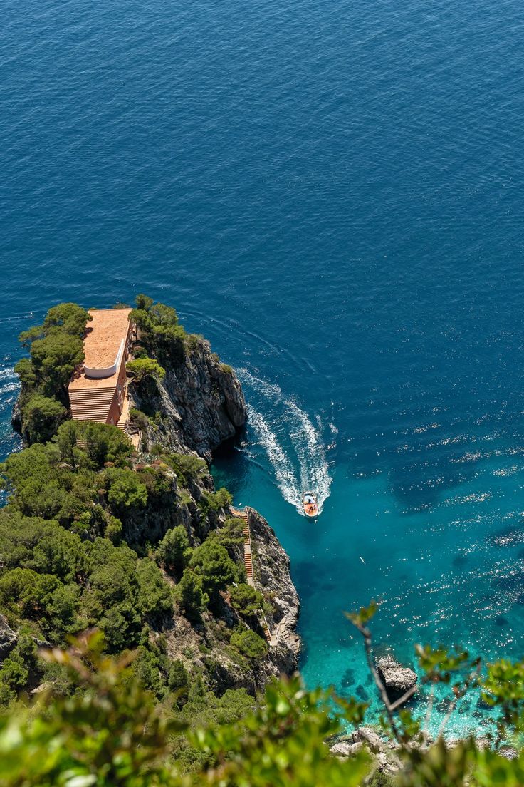 A Capri, sulla sommità di un promontorio, Villa Malaparte sembra sorgere dal mare ed è un esempio di efficace integrazione tra natura e razionalismo. .💙