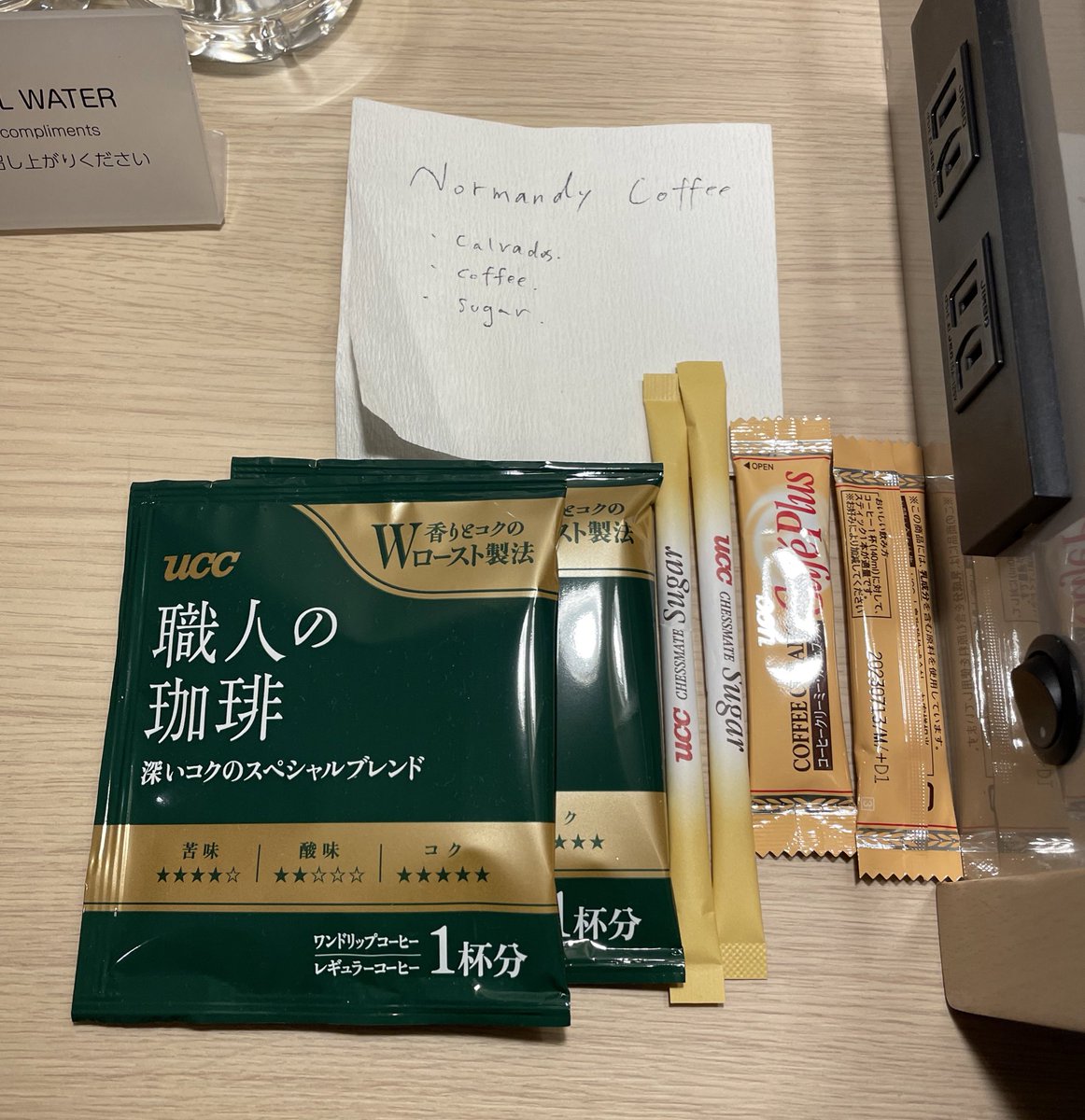 YuYuCa79's tweet photo. BARの方が書いてくれたレシピをホテルのテーブルに無造作に置いてたら注文だと思ったのか？？coffee置いてあって死ぬほどウケてる https://t.co/a85RXEoVmh