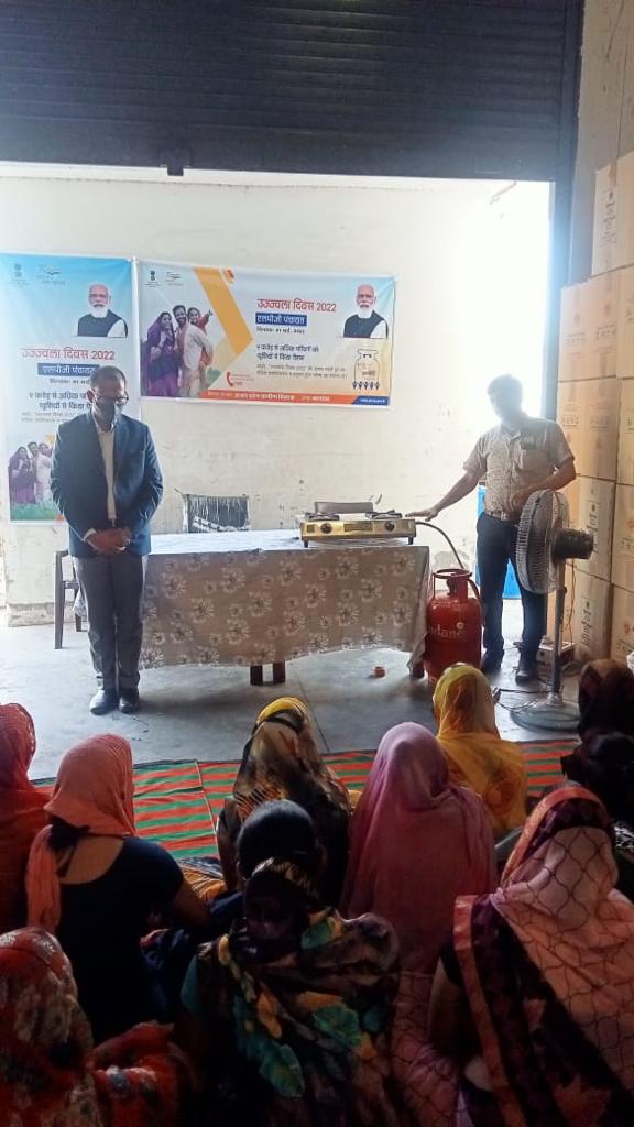LpgIocl's tweet photo. LPG Panchayat conducted at Jaipur on #UjjwalaDiwas2022 
PMUY beneficiaries were sensitized on safe usage and benefits of LPG.
#UjjwalaDiwas2022 
@IndianOilcl 
@ChairmanIOCL 
@DirMktg_iocl 
@Surjeet_Lamba 
@Kulvind22001115
@vgupta2010 
@IOCL_Rajasthan 
@IOCLJaipurAO https://t.co/D3lyUBD4F4