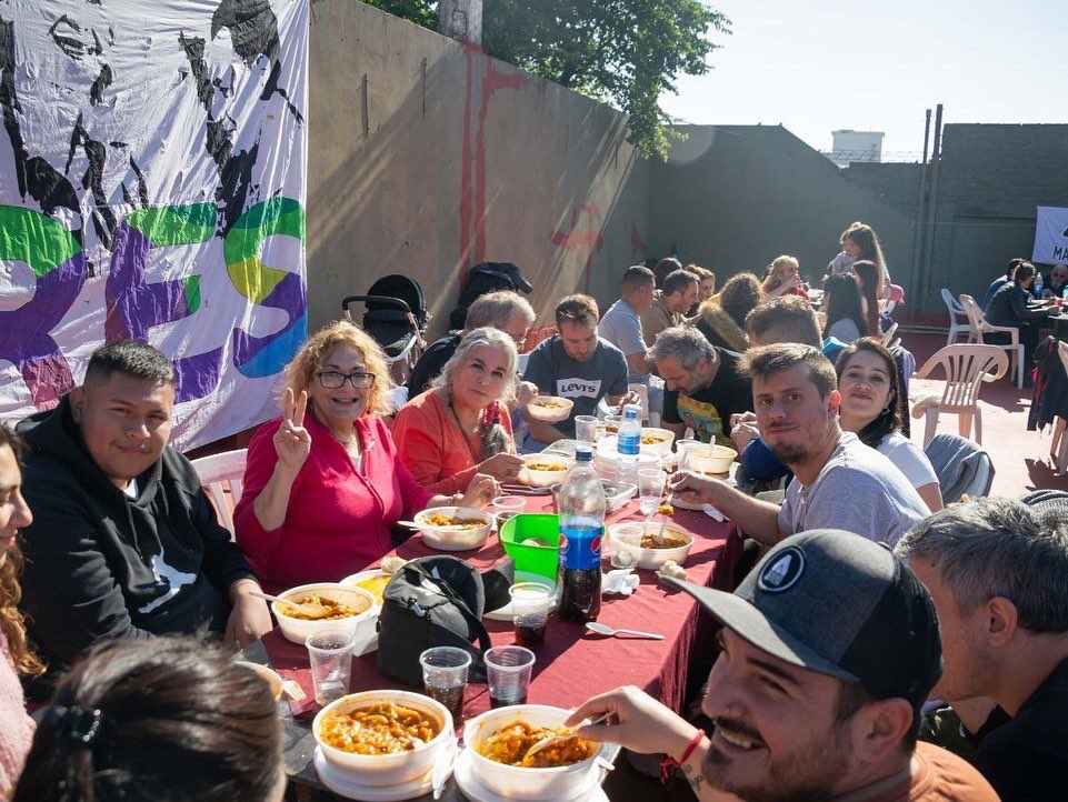 AiresCaba's tweet photo. Festejamos el 1 de Mayo con un rico locro y música en vivo, junto a los compañeros y compañeras de Aires Comuna 12 👏♥️🇦🇷 https://t.co/Tkhkom3LZb