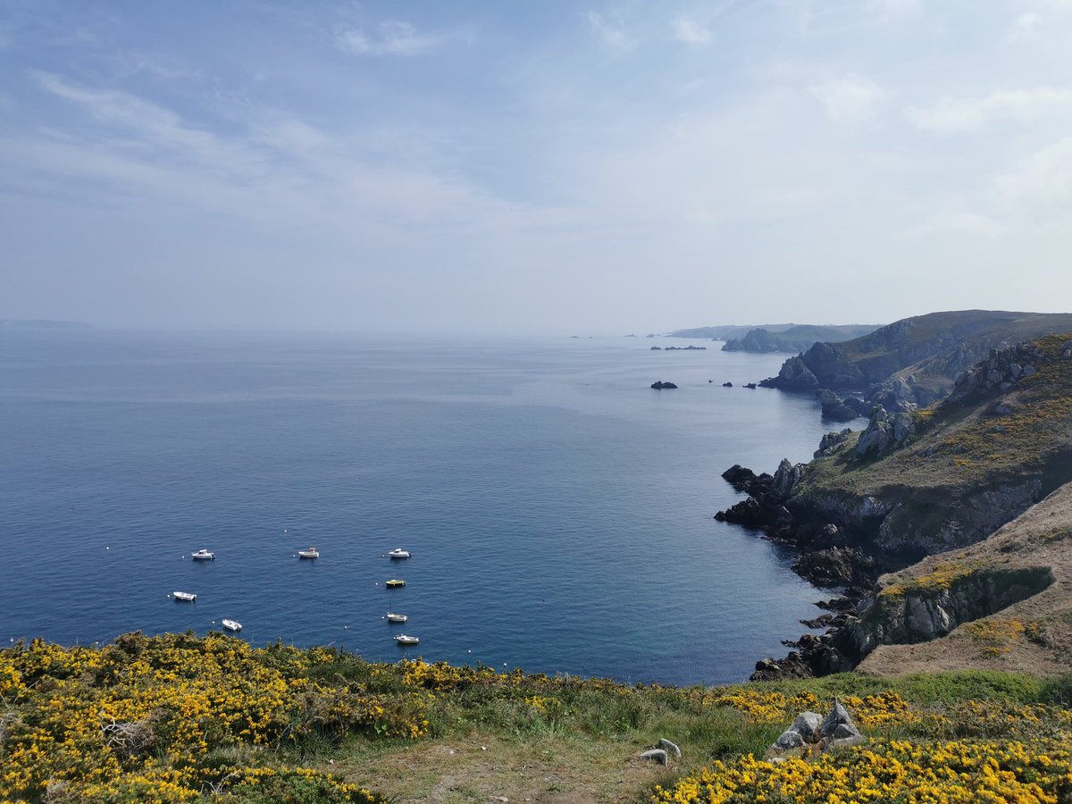 Brezelleg (Kleden ar C'hap) o tihuniñ d'ar 1añ a viz Mae.
Brezelleg (Cléden Cap Sizun - West Brittany) waking up on May 1st
Brezelleg Cléden Cap-Sizun) se réveille le 1er mai.