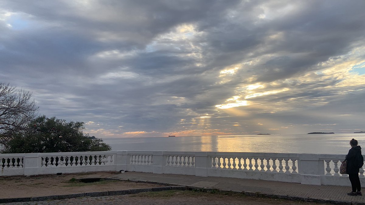 Gusglezglez's tweet photo. Pero, tú no querías más amor que el del Rio de la Plata https://t.co/1iTVllg5bj