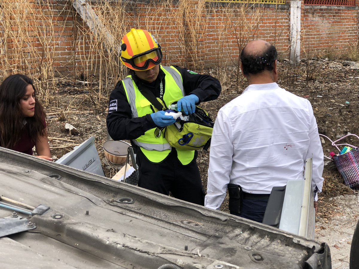 sergioGOQE's tweet photo. #AHORA 🚑🚒Paramedicos y #RescateUrbano de @PcAtlixco laboran en Volcadura de vehículo sobre  @Aut_VIA_ATLIXC 🛣  Km 24 sentido atlixco 

🔺Circule con precaución unidades laborando en el lugar
🔺Lesionados reciben atención médica  
Tráfico en la zona ⚠️ https://t.co/f117rQQpdu