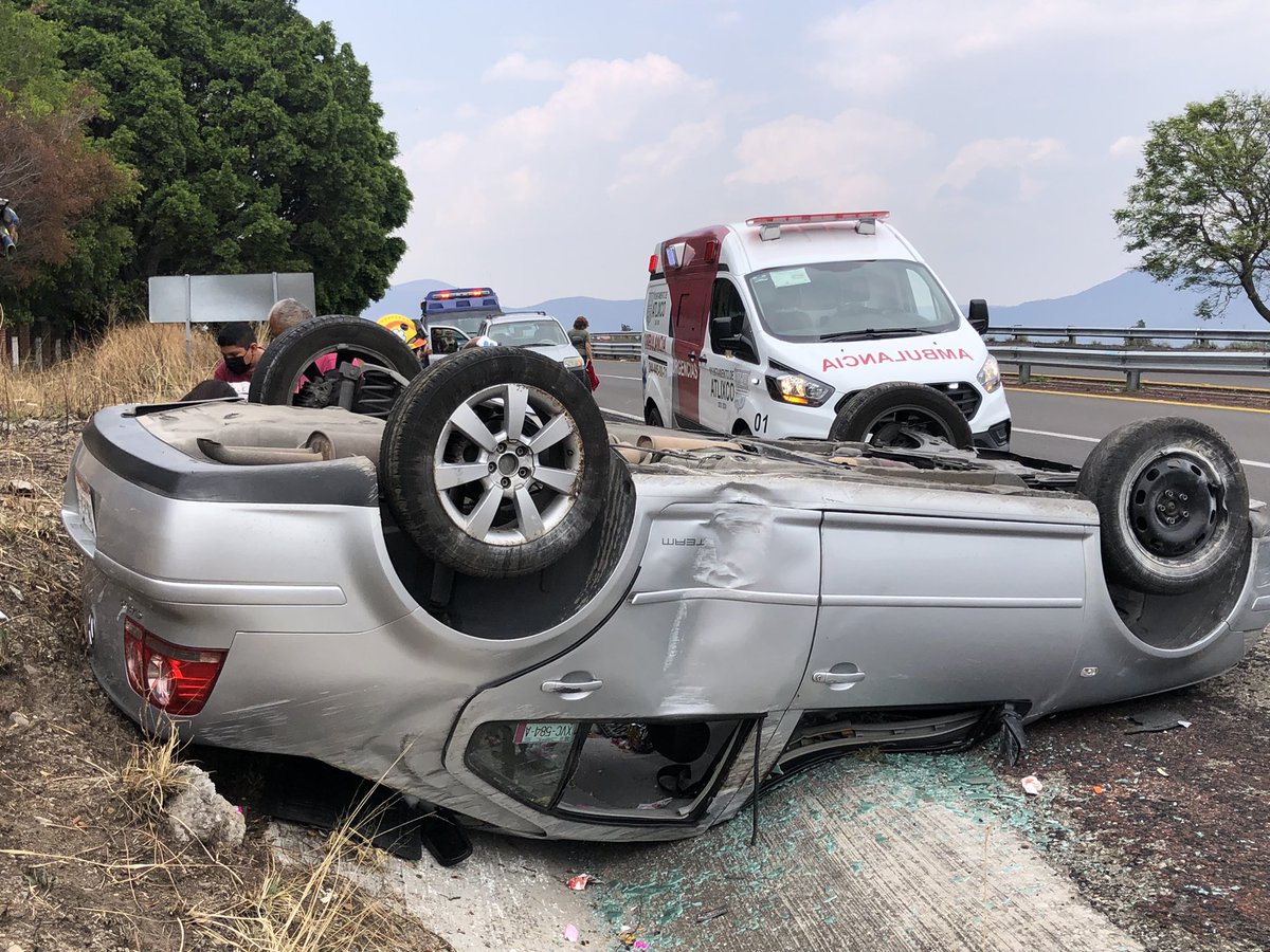 sergioGOQE's tweet photo. #AHORA 🚑🚒Paramedicos y #RescateUrbano de @PcAtlixco laboran en Volcadura de vehículo sobre  @Aut_VIA_ATLIXC 🛣  Km 24 sentido atlixco 

🔺Circule con precaución unidades laborando en el lugar
🔺Lesionados reciben atención médica  
Tráfico en la zona ⚠️ https://t.co/f117rQQpdu