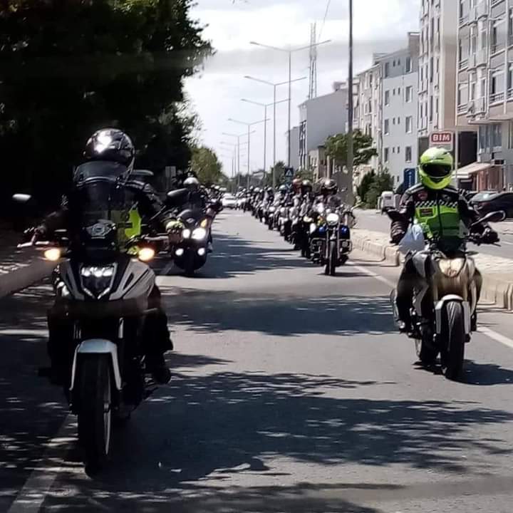 Bayramda sevdiklerinize,sizi bekleyenlere sağ salim varın.Aşırı hız,alkollü araç kullanmak,emniyet kemeri takmamak,araç sürerken telefon kullanmak,uykusuzluk,hız tabelalarına uymamak,dikkatsizlik sizi sevdiklerinizden ayırabilir.Tekeriniz düz bassın.
Bayramınız mübarek olsun.