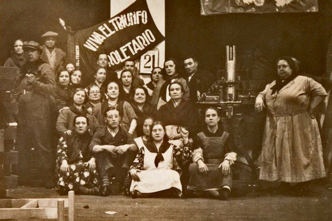 "¡Arriba, niñas!"
"Las cigarreras de la Fábrica de Tabacos de Madrid, ejemplo de sororidad y de lucha obrera
Símbolo del empoderamiento y la solidaridad, protagonizaron motines y revueltas para defender sus derechos laborales" Desde 1809
publico.es/sociedad/cigar…