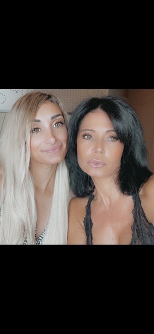 Les vacances en Corse toutes les deux @chloesanchezX  c&rsquo;est bient&ocirc;t rejoins-moi vite sur mon Dresscode