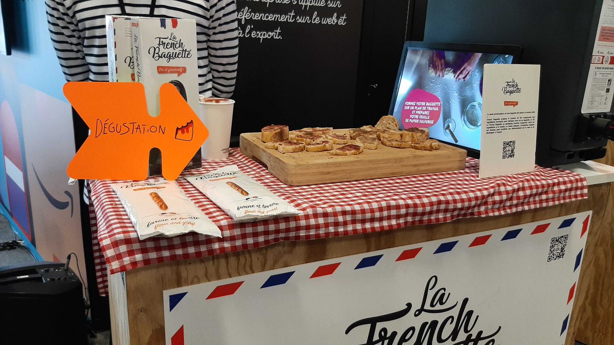 projet_fdparis's tweet photo. Au stand #AmazonFoireDeParis, j'ai pu goûter #LaFrenchBaguette accompagnée de confiture de fraises !🥖

J'avais vraiment l'impression de manger une baguette de boulanger, craquante et savoureuse. En plus, c'est prêt en 1h30 au lieu de 3h en boulangerie. On valide🤩

#madeinFrance https://t.co/LsQlZV2CRe