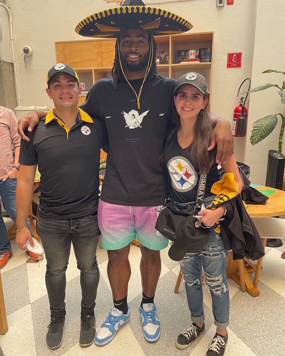 ohthatsNajee22's tweet photo. Prolly the most fun I’ve experienced so far in my life thank you to all the fans that showed up and everyone who showed so much hospitality. VIVA MEXICO 🇲🇽 #Mexicosteelernation #HereWeGo https://t.co/7cLFbSfV9v