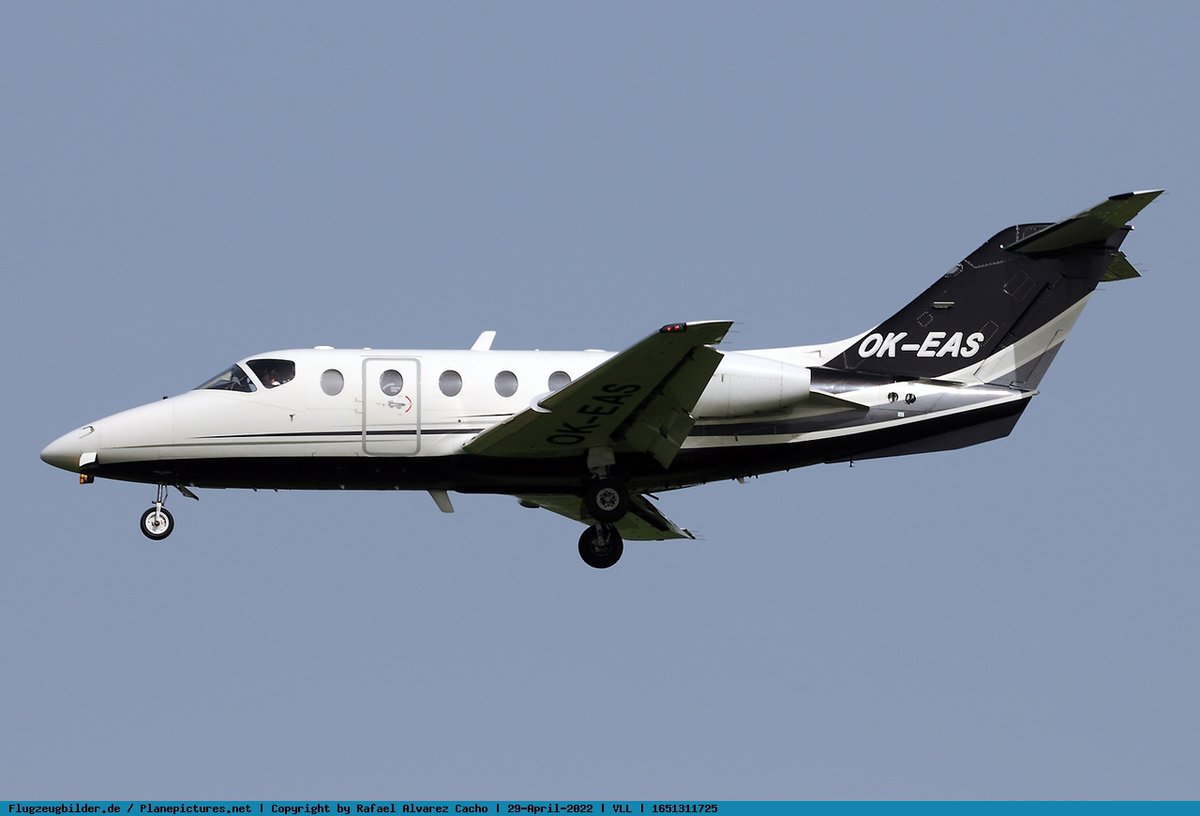 AlvarezCacho's tweet photo. En la mañana del 29 de Abril, recibimos en @AeropuertoVll este #bizjet @NextantAero 400XT (@Beechcraft /#Raytheon 400A BeechJet) de la Aerolinea checa #TimeAir. Aquí en final para la pista 23 llegando desde el Aeropuerto de #Ibiza (LEIB/IBZ) como TIE451Y. 
https://t.co/kzAxr32VhL https://t.co/8IRBnv6P2a