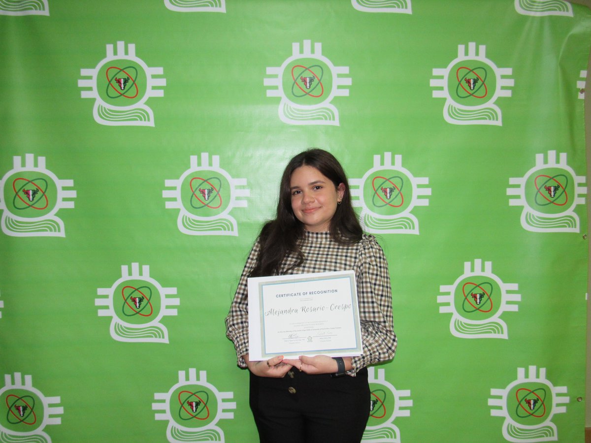 premuprh's tweet photo. [Orgullo PREM] ¡Enhorabuena! Felicitamos a nuestra estudiante, @Alerosarioc, por su 1er lugar🥇 en la categoría afiche en el Simposio de Investigación 2022 organizado por @sacnas_uprcayey. Alejandra trabaja en el Lab del Dr. Juan Santana en UPR Cayey y este verano estará en @MIT. https://t.co/OaItJxEg2b