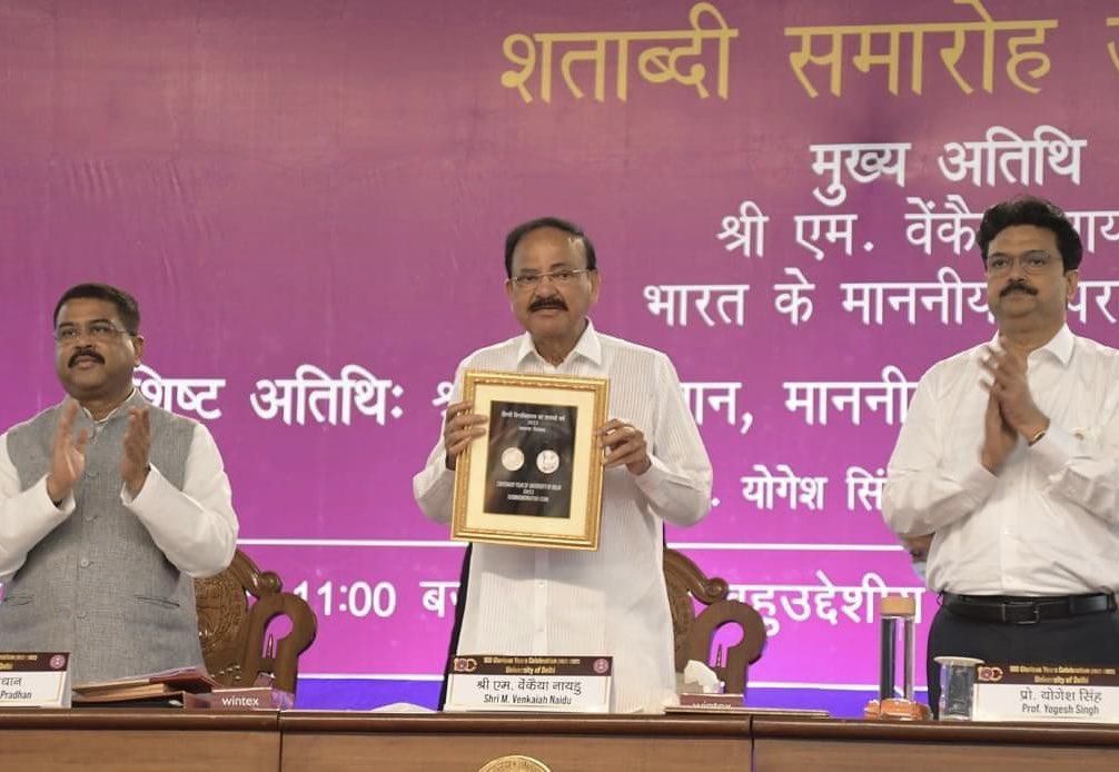 BetterPhilately's tweet photo. New India stamp!
University of Delhi centenary celebrations started today, 1st May with a stamp and coin issuance @VPSecretariat @dpradhanbjp.
Large central university with many good colleges. Cancellation shows Vivekananda.
#BetterPhila #Stamps22 #StampCoin #DU @UnivofDelhi https://t.co/bO91fP9OW4