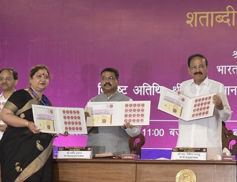 BetterPhilately's tweet photo. New India stamp!
University of Delhi centenary celebrations started today, 1st May with a stamp and coin issuance @VPSecretariat @dpradhanbjp.
Large central university with many good colleges. Cancellation shows Vivekananda.
#BetterPhila #Stamps22 #StampCoin #DU @UnivofDelhi https://t.co/bO91fP9OW4