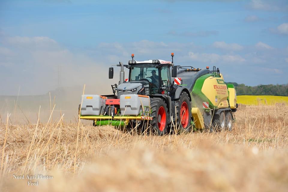 KroneFrance's tweet photo. ๐จ Pressage de Miscanthus dans lโAisne en BiG Pack 1290 HDP New Generation รฉquipรฉe dโun broyeur sous flรจche dโorigine KRONE PreChop๐
๐ธ Nord Agri Photos N.A.P
๐ ETA La Louviรจre
#Krone #BiGPack #TeamBiGPack #pressage #paille #pailleux #straw #miscanthus #agriculture https://t.co/nyk1dSn84z