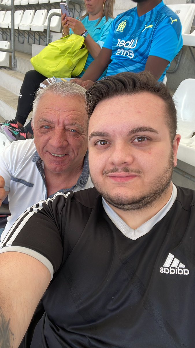 ilAManticello's tweet photo. #monomlyon #OMOL #OMLyon En place avec mon père!! Faites nous rêver et bon anniversaire #SW ❤️ https://t.co/p7JsAN7JBV